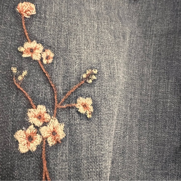 Maurice’s Floral Detail Crop Jeans EUC Size 22 - Picture 2 of 7